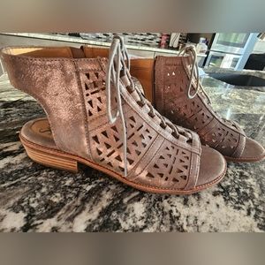 Women's Born slip on side zip size sandal 11m